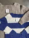 To ullgensere, en beige og en stripete blå og hvit. Fretex merkelapp