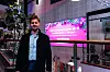 Christoffer Hjelpdahl i Box Marketing. Reklameskjerm i bakgrunnen.