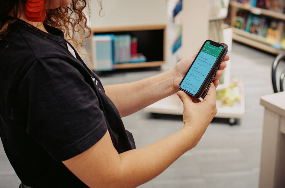 Victoria Klefter checks feedback several times a day. The app quickly gives her an overview. Woman checking cellphone, app