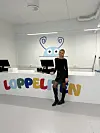 Andrea Christina Nordvik, stående foran en disk med logoen Loppeliten på.