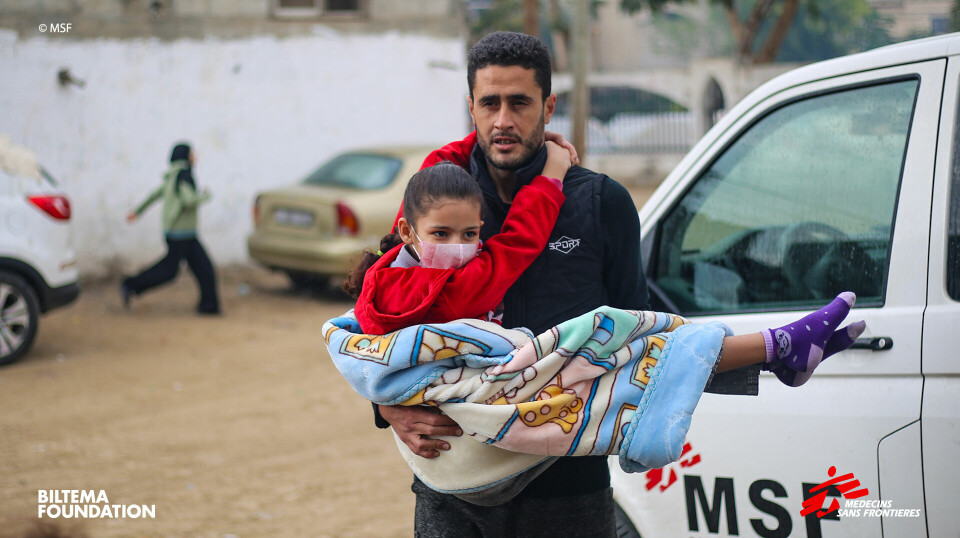 Mann bærer lite barn, Gaza, Leger Uten Grenser