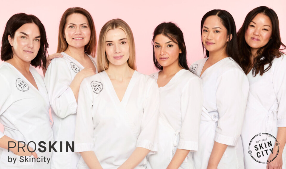 ProSkin refererer til en sammentrekning av ordene 'Professional' og 'Skincare' skal reflektere merkene og ekspertisen som KICKS har samlet under konseptet ProSkin by Skincity. Reklame for Proskin. Damer i hvit behandlingsuniform