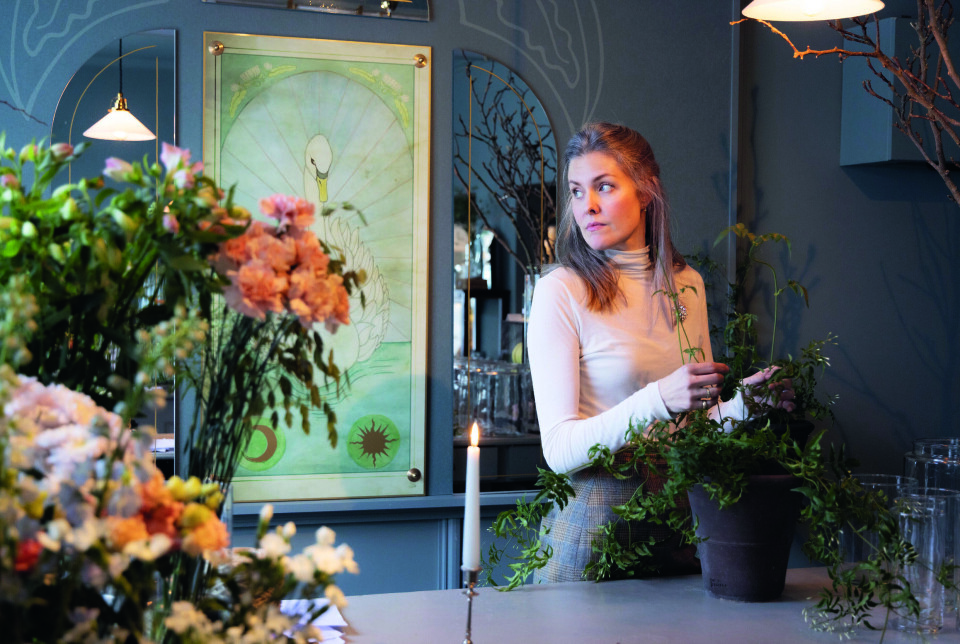 Anette Bragvin og Ida Svenungsson (bildet) driver blomsterbutikken Fiori som tilbyr vakre buketter, gaver, gourmetprodukter, interiør og vintageskatter. Anette Bragvin og Ida Svenungsson (bildet) driver blomsterbutikken Fiori som tilbyr vakre buketter, gaver, gourmetprodukter, interiør og vintageskatter.