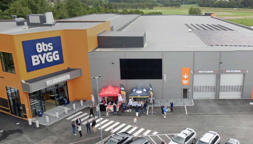 Det nye byggevarehuset har en stor drive-in hvor man kan kjøre rett inn for å laste opp varene som kjøpes. Det nye byggevarehuset en stor drive-in hvor man kan kjøre rett inn for å laste opp varene som kjøpes.