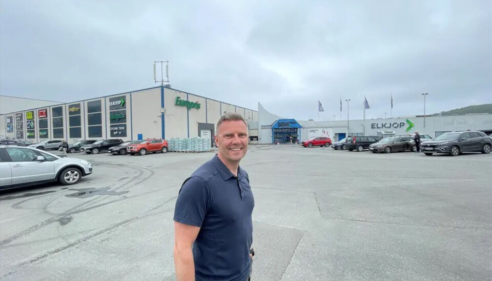 Senterleder André Haukebøe Windstad foran byggeplassen med mye allerede på plass. Senterleder André Haukebøe Windstad på Sjøkanten i Harstad