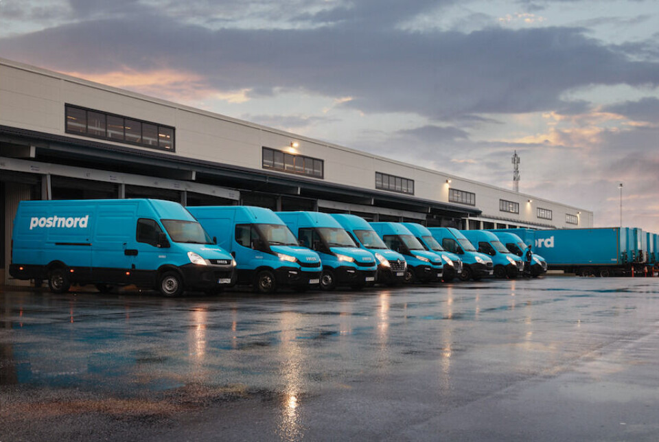 PostNord investerer blant annet i en fossilfri bilpark. PostNord-biler, blå varebiler