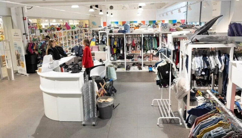 En Loppeliten-butikk inneholder hylleseksjoner både for klær og leker, samt et område for salg av store varer, som vogner og senger og et lekeområde for barn. Ill. foto fra butikken i Bergen En Loppeliten-butikk inneholder hylleseksjoner både for klær og leker, samt et område for salg av store varer, som vogner og senger og et lekeområde for barn. Ill. foto fra butikken i Bergen