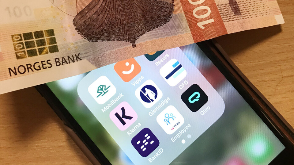 Andelen forbrukere som aldri bruker kontanter er høyest i Norge samlignet med våre nordiske naboland. hundrelapp, mobil med betalingsapper