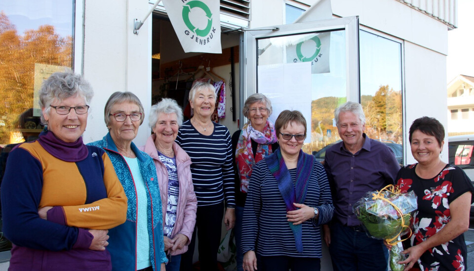 NMS Gjenbruk på Skei markerer sine jubileer. Nå flyttes virksomheten sørover til Sunndal. F.v. Kirsti Skei, Gudrun Bele, Ragnhild Mikkelsen, Kjellrun Heggem, Brynhild Tjelle, Anne-Sissel Ulven Mogstad, Arne Drøpping og Lilly-Gunn Nyheim. NMS Gjenbruk på Skei har markert sine små juibileer: Fra v. Kirsti Skei, Gudrun Bele, Ragnhild Mikkelsen, Kjellrun Heggem, Brynhild Tjelle, Anne-Sissel Ulven Mogstad, Arne Drøpping og Lilly-Gunn Nyheim.