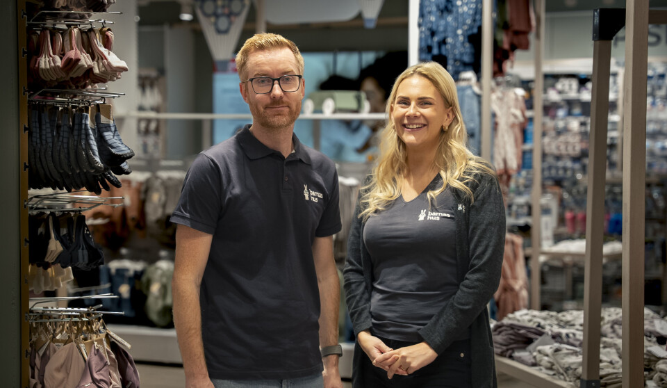 Retaildirektør Sebastian Lann og butikksjef Lina Öberg er fornøyd med utviklingen i KPI'ene i Barnas Hus.
