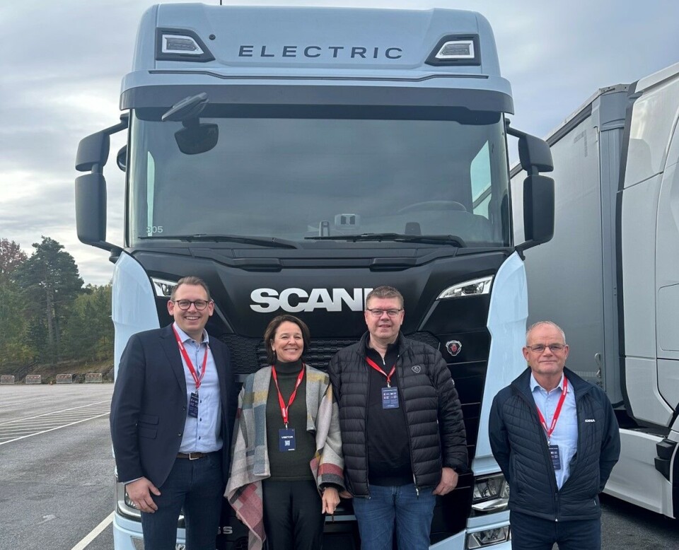 AVTALE SPIKRET: Intensjonsavtalen mellom BB Transport, Bring og Scania ble undertegnet ved Scanias kontor i Södertälje i Sverige. F.v. Steinar Westli, Anne Stenseth Kristoffersen, Kjetil Borlaug og Gisle Villanger. FOTO: Posten Bring Elektrisk trailer,  fire personer: Steinar Westli, Anne Stenseth Kristoffersen, Kjetil Borlaug og Gisle Villanger.