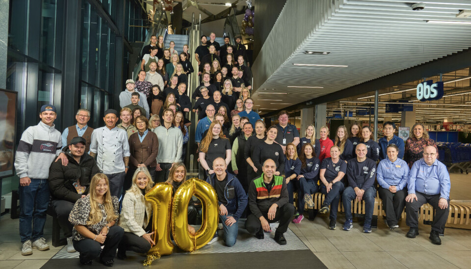 En del av de ansatte på Horisont Senter samlet på tiårsjubileet, med kvartetten som utgjør senterledelsen i front. Ansatte på Horisont Senter på tiårsjubileet