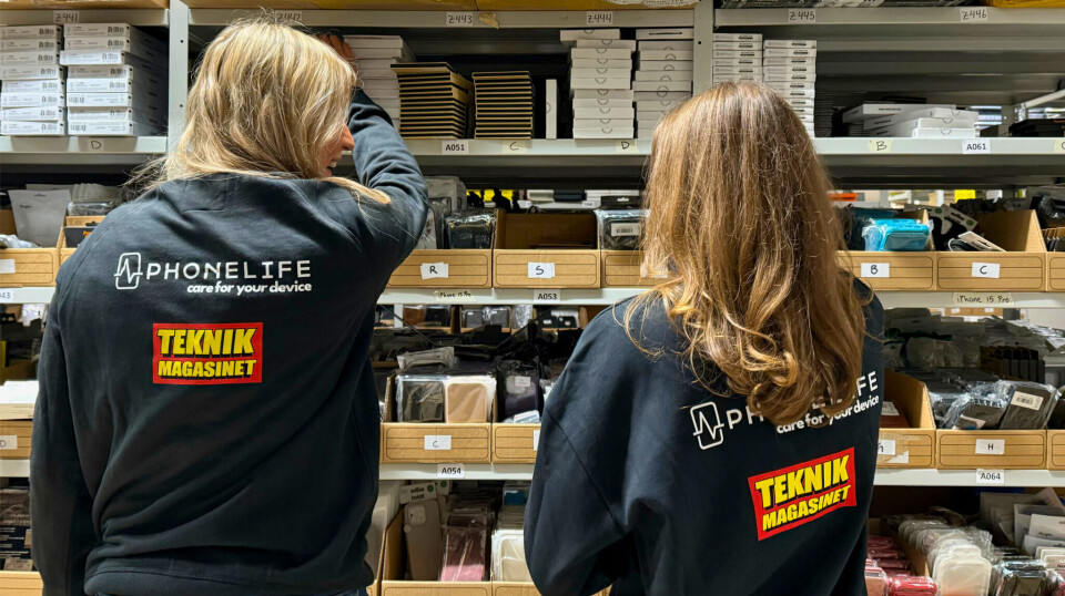 Teknikmagasinet relanseres i Norge To personer med teknikmagsinet uniform, ryggen til. Hylle med varer