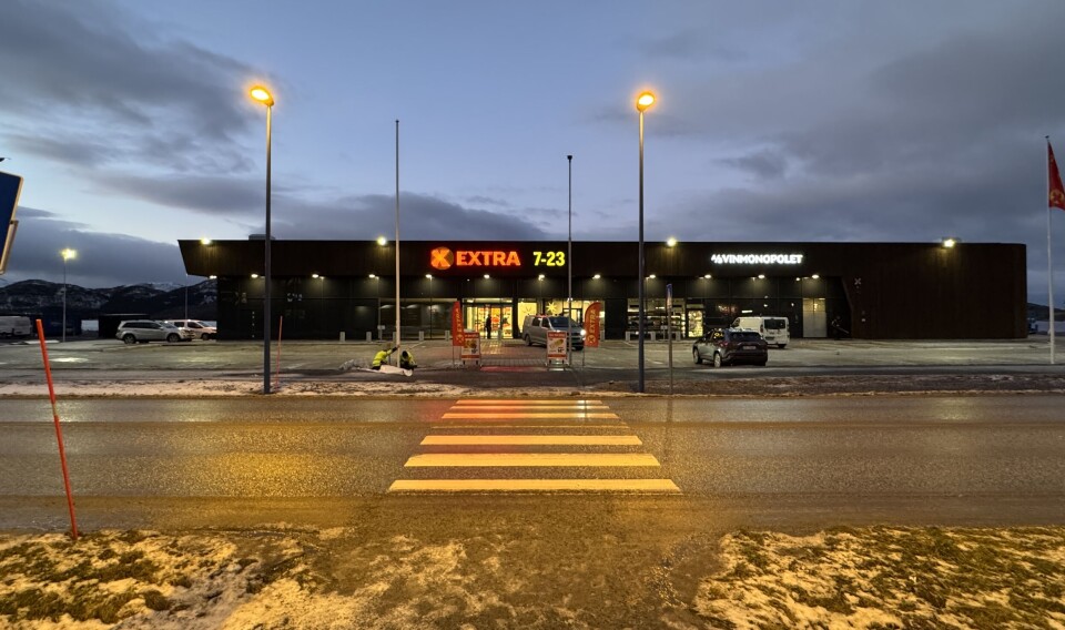 Nyåpnede Coop Extra lyser opp i høstmørket på Meløysenteret, vegg i vegg med Vinmonopolet. Coop Extra, Meløysenteret