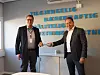 Robin Olsen t.h. leverer stafettpinnen videre til Leif Hultman som er ansatt som ny midlertidig administrerende direktør for PostNord Norge.
