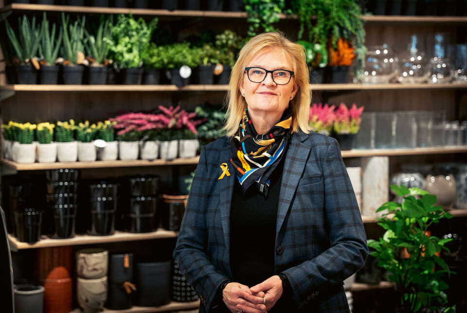 Kjersti Hobøl er CEO i Nille. Dame med blomster i bakgrunnen