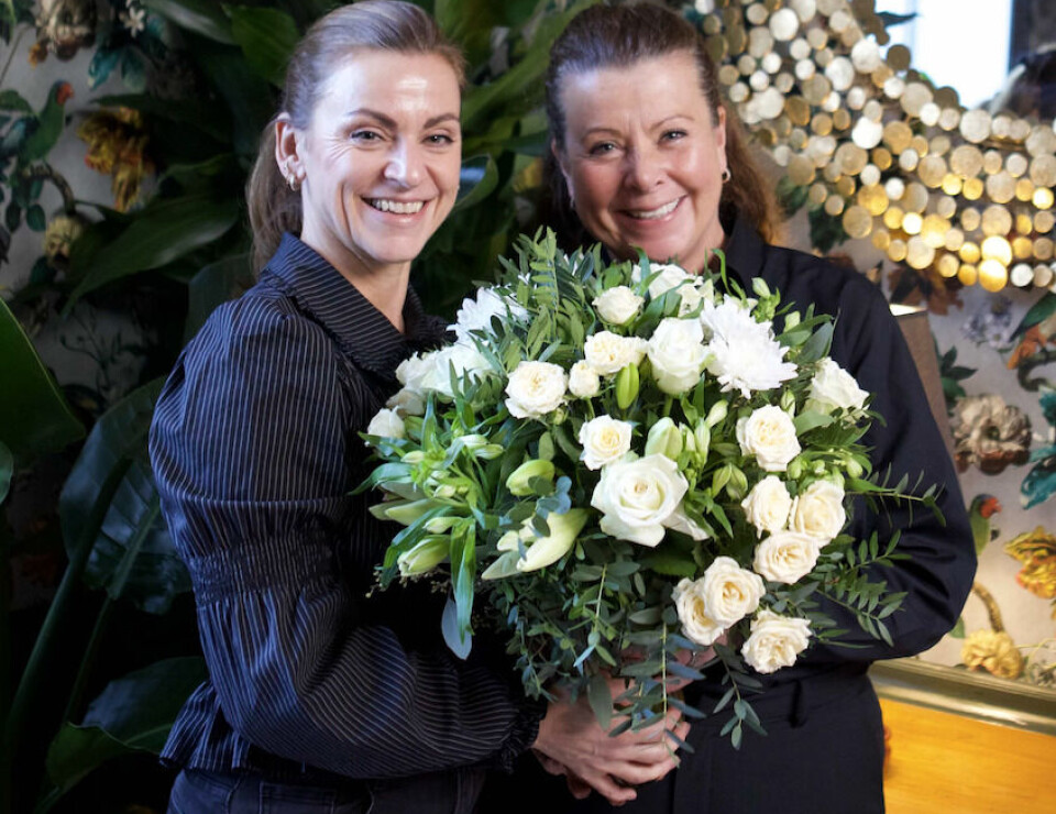 Markedssjef Marte Faafeng (t.v), Fargerike, og markedssjef Marianne Holtet (t.h), Floriss, skal sammen inspirere til vakre hjem i 2025. To damer med stor blomsterbukett.