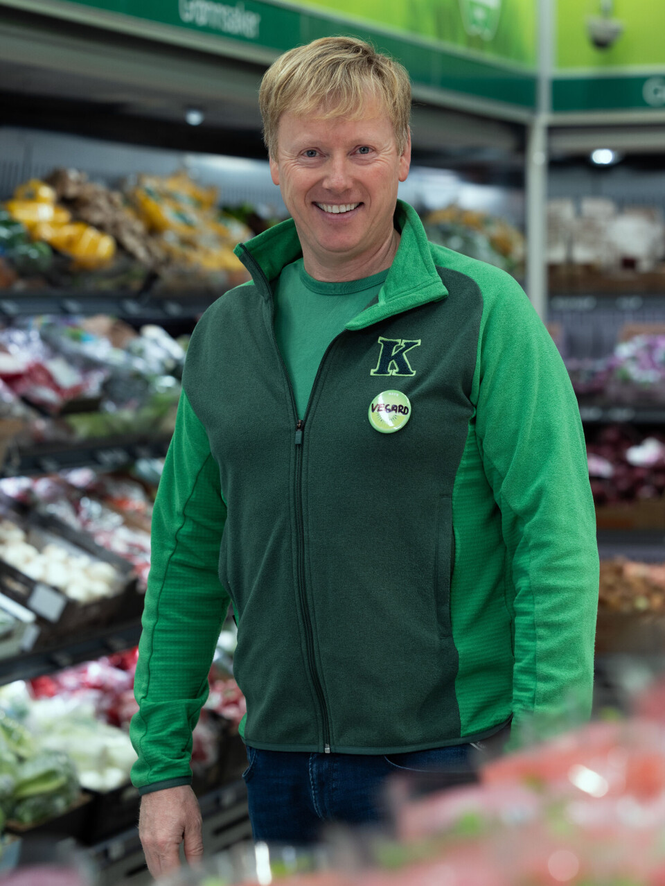 Kiwi-sjef Vegard Kjuus. Vegard Kjuus, mann i grønn KIWI-uniform