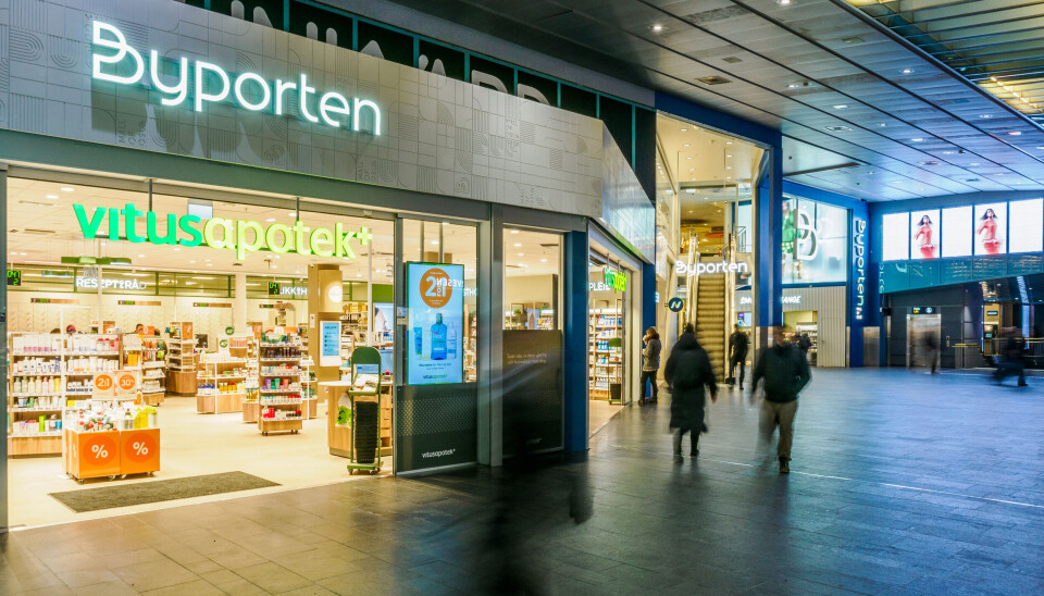 Nytt og større Vitusapotek i svingen mellom Byporten og Oslo S gir et betydelig bidrag til omsetningsøkningen. Men det er ikke den eneste forklaringen. Bilde av apotekets fasade og skilt. Mennesker passerer forbi.