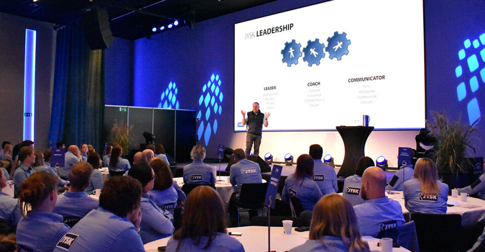 100 ansatte fra både hovedkontoret og retail-avdelingen nasjonalt deltar i den første piloten. Jyskansatte på foredrag.