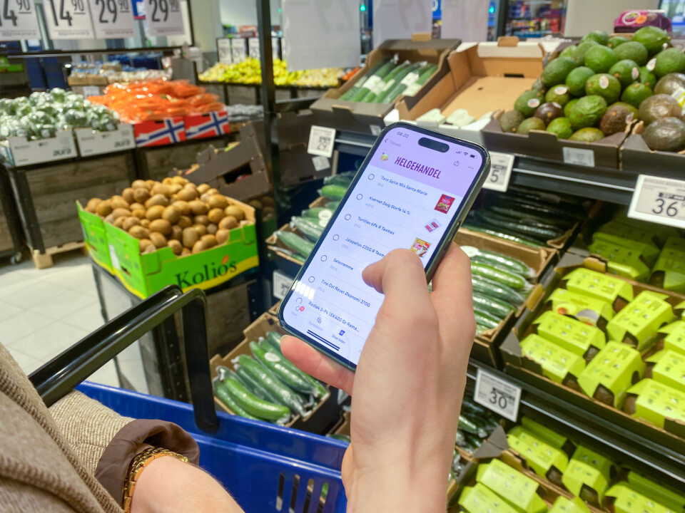 Rema 1000 lanserer ny bonusordning for frukt og grønt og delbar handleliste i Rema-appen. Mobil med Rema-appen. Frukt og grønt i bakgrunnen