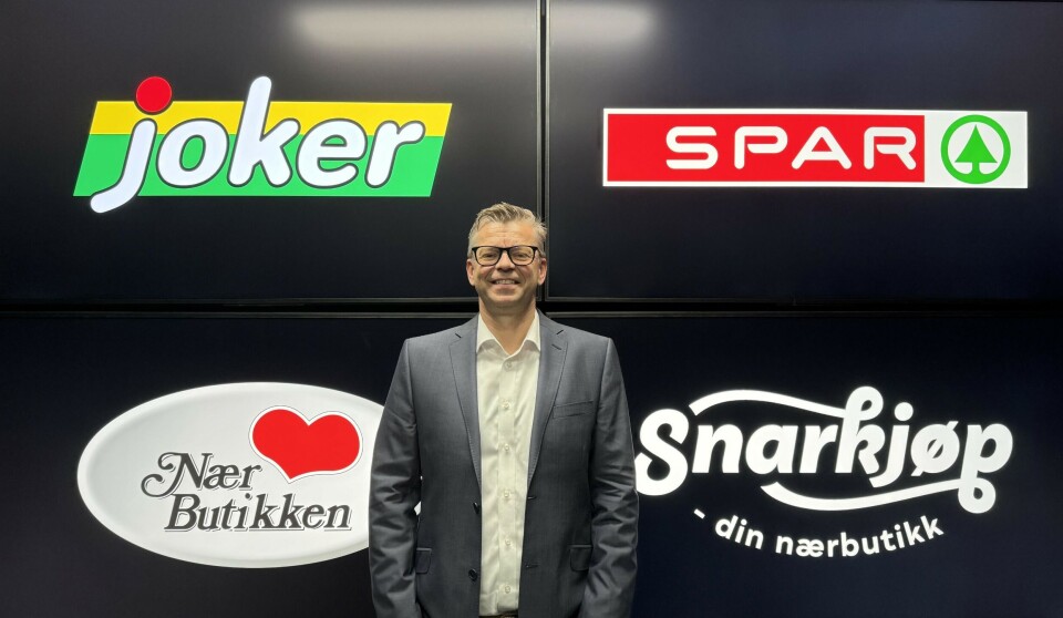 Christian Lindal, COO i Liberty Now. Christian Lindal, Joker, Spar, Nærbutikken og Snarkjøp-logoer i bakgrunnen.