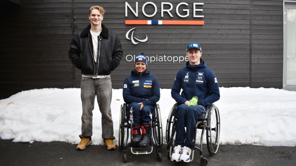 Vegard Sverd, Indira Liseth og Magnus Balchen er blant parautøverne som vil motta årlig støtte fra JYSK Norge. Vegard Sverd, Indira Liseth og Magnus Balchen stående og sittende foran vegg med Norge og Olympiatoppen.