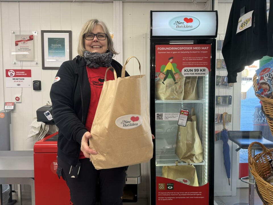 Gro Cathrine Aasgrav, butikksjef ved Nærbutikken Hegna Landhandel med en Forundringspose. Gro Cathrine Aasgrav, butikksjef ved Nærbutikken Hegna Landhandel med en Forundringspose.