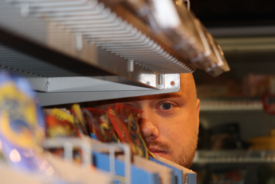René Arnesen i Skan-kontroll AS jobber med uniformert vakthold, og erfarer at selskapets vektere avslører flere og flere butikktyver under 15 år. René Arnesen