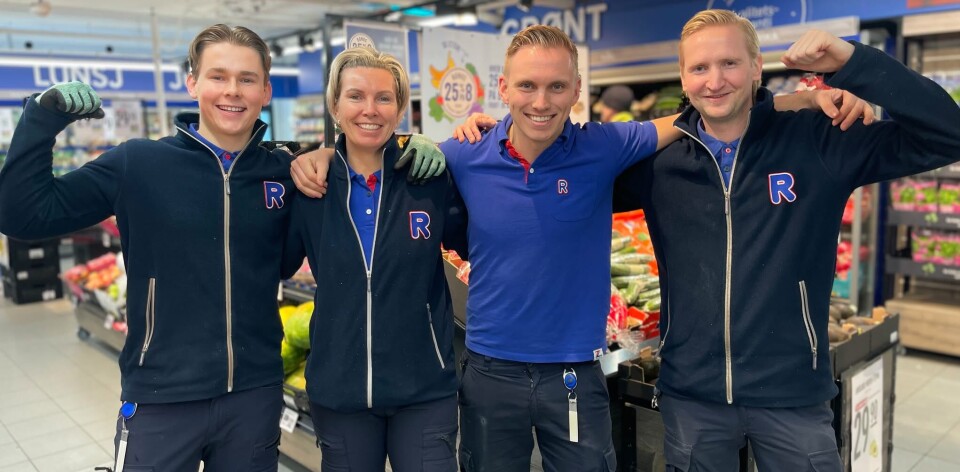 Gleden er stor hos Hinna: Ole Knutsvik Sæstad , Kathrine Landa, Kjøpmann Krister Landa, og Jonas Molvik Arntsen. Ole Knutsvik Sæstad , Kathrine Landa, Kjøpmann Krister Landa, og Jonas Molvik Arntsen. Rema ansatte i butikk.