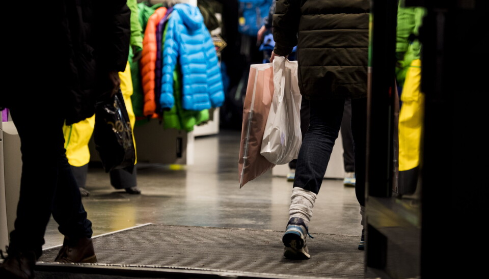 Folkepanelet foreslår blant annet pant på klær Detaljbilde av kunder i en klesbutikk.