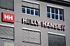 Bilde av Helly Hansens navn og logo på en fasade.