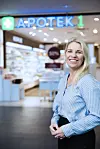 Mai-Bente Paulsen foran inngangen til en Apotek 1 butikk.