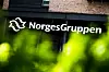 Bilde av Norgesgruppens logo på en fasade.