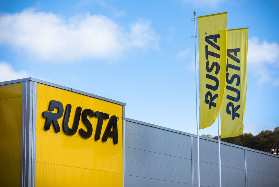 Rusta starter våren med en intensiv utvidelsesperiode –
åpner tre varehus samme dag. Fasade Rusta. Flagg.