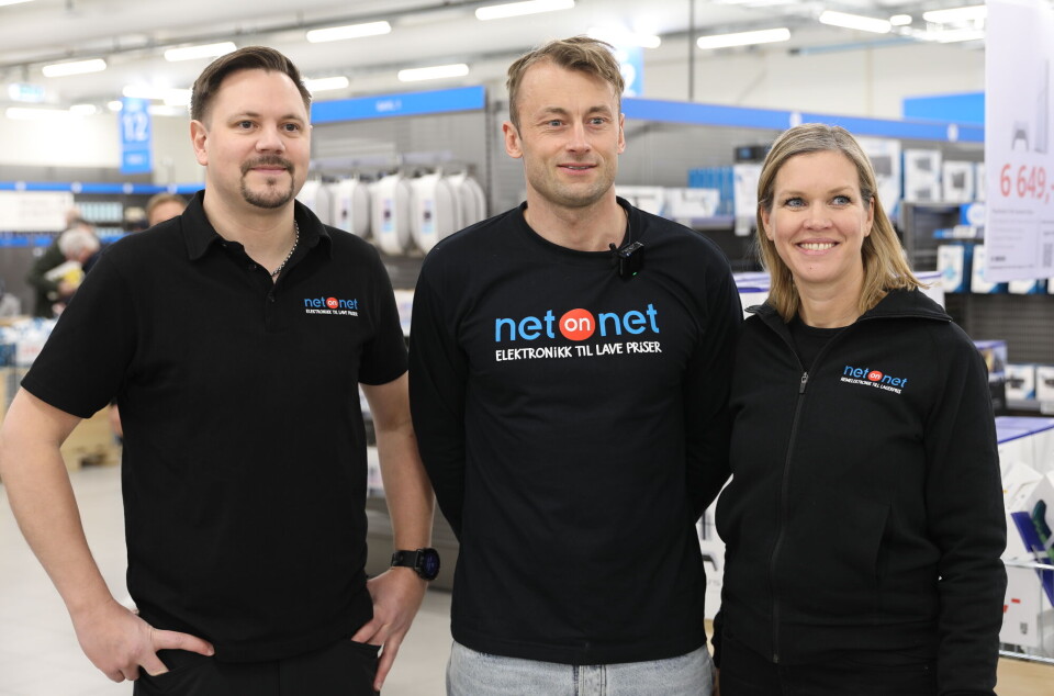 En glad trio i den nyåpnede butikken. Butikksjef Tom Hammer, Petter Northug og adm.dir. Josefin Dalum. Tom Hammer, Petter Northug, Josefin Dalum.