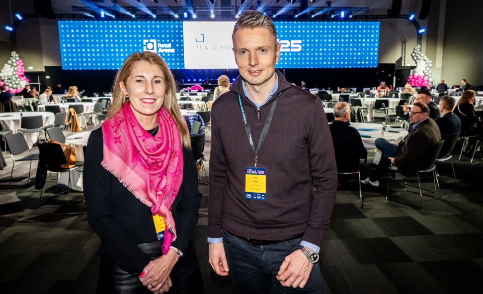 Styreleder Enza Mola Sundbye og styremedlem Stian Tørres i Norsk Retail Hub gleder seg til Kjøpesenterindeksen kan presenteres i ny drakt. På Retail Arena presenterte de den nye løsningen som etter planen skal lanseres før sommeren. De to sammen i konferansesalen.