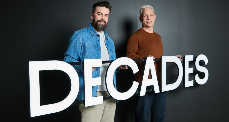 Tobias Neverland Rolsdorph og Johnny Ottesen med det nye Decades-skiltet. Tobias Neverland Rolsdorph og Johnny Ottesen med det nye Decades-skiltet.