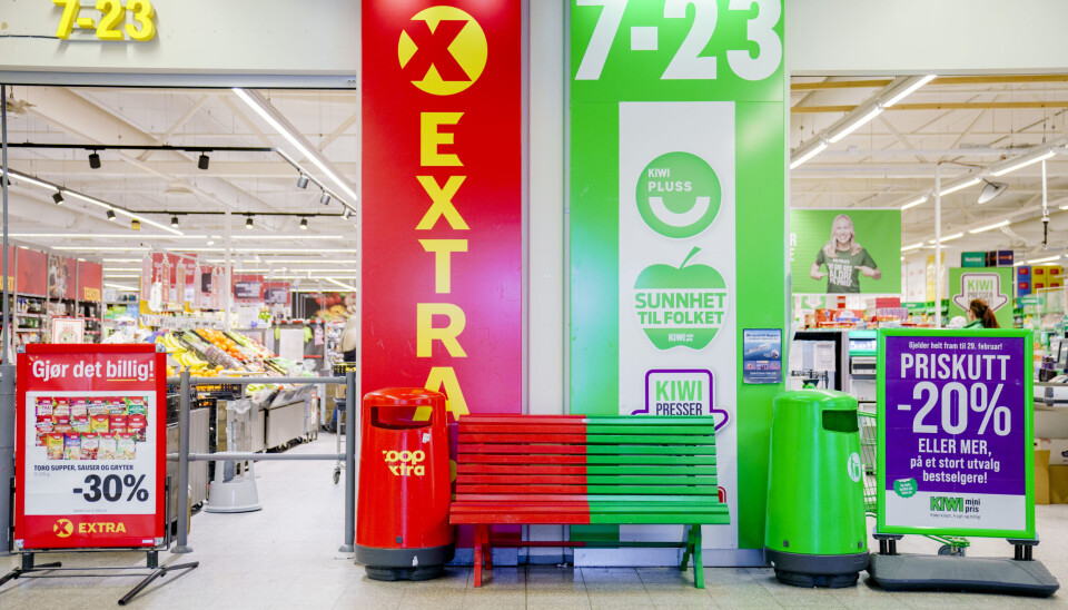 Dagligvarekjedene hevder selv at de ikke tjener noe særlig på økte plastposepriser. Dagligvarekjedene Coop Extra og Kiwi har butikker side om side på Sætre Nærsenter.