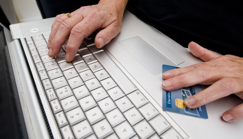 Ni av ti eldre handler på nett, viser undersøkelse Nærbilde av hendene til en eldre kvinne på et tastatur. Hun holder et kredittkort i hånden.