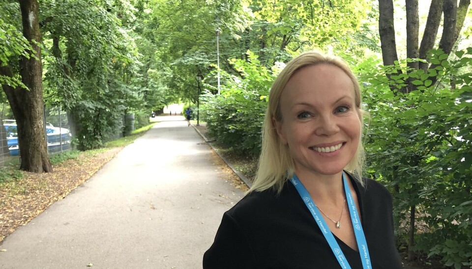 Bransjedirektør Linda Vist i NHO Service og Handel gleder seg over en sterk marsmåned i varehandelen. Portrett.
