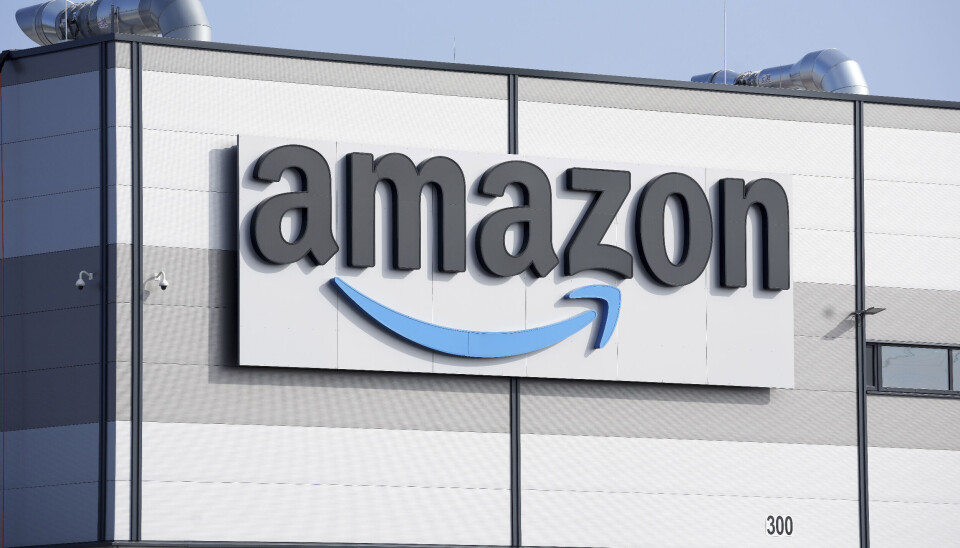 Netthandelgiganten Amazon økte omsetningen og overskuddet i første kvartal, men medgir at utsiktene for andre kvartal er dystrere. Bilde av Amazons skilt på en husvegg.