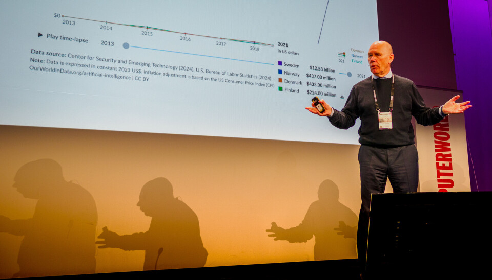 Professor Tor W. Andreassen snakket nylig om innovasjon og endret befolknigssammensetning på Retailtech-konferansen i Oslo. Andreassen på podiet. Spill av skygger på veggen bak ham.