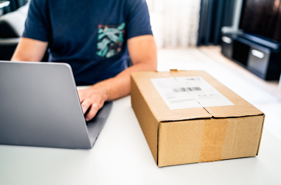 Mange føler det som en belastning å returnere en vare som er feil. Hele 31 % av forbrukerne har beholdt en vare, som de egentlig ville ha returnert. Return product package to online shop. Order delivery or shipment. Complaint and refund, ecommerce. Shipping wrong box back. Fake scam parcel. Damaged goods. Merchandise warranty. Man and computer.