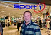 Rune utenfor butikken, under Sport 1-skiltet.