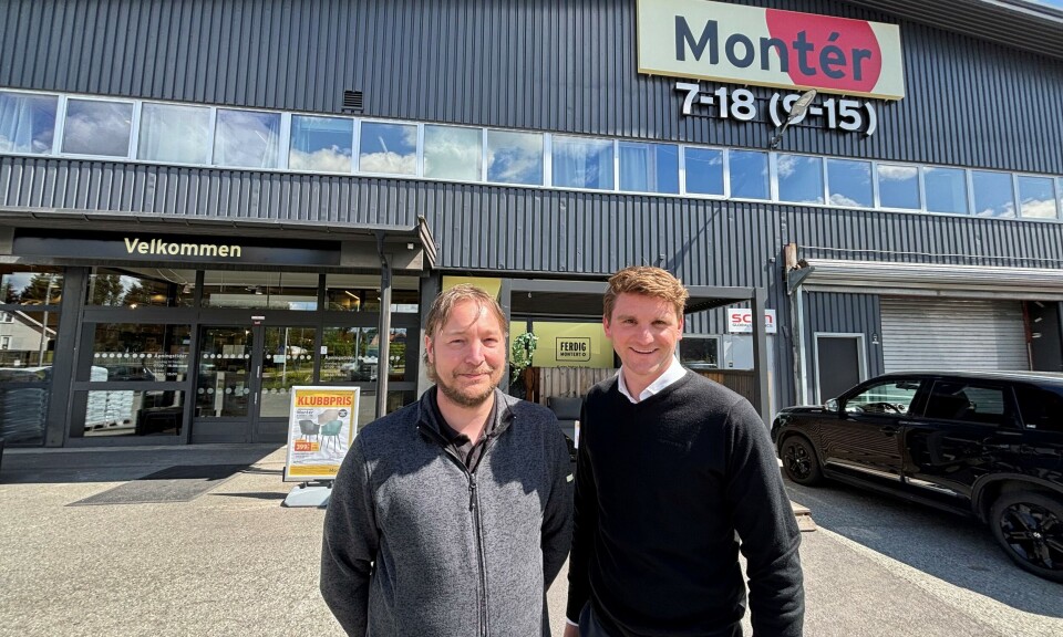 Daglig leder Montér Gulskogen, Espen Flaa og regiondirektør i Optimera TVB, Henrik Farmen. Espen Flaa og Henrik Farmen ute foran nye Montér Gulskogen