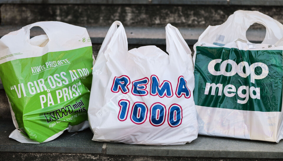 Bæreposene har den siste tiden steget kraftig i pris for å få ned nordmenns poseforbruk. Nå er forbruket på vei ned. Bilde av bæreposer fra Kiwi, Rema 1000 og Coop Mega