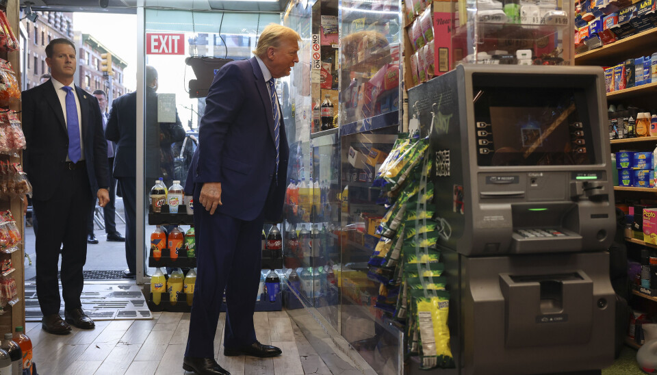 Rundt halvparten av nordmenn oppgir å handle færre amerikanske varer enn tidligere. Donald Trump i en storkiosk.