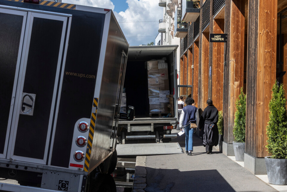 Boligområder i Stor-Oslo flommer over av varetrafikk som sperrer fortau og skaper kø og farlige trafikksituasjoner. Det nye pilotprosjektet tar mål av seg til å forbedre situasjonen radikalt med såkalte «aktørnøytrale pakkeskap». Fortau med biler og folk, pakkelevering