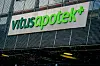 Vitusapotek-logoen på en vegg.